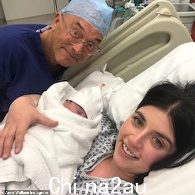 他们有一个年幼的儿子 Sid,他患有非语言自闭症
