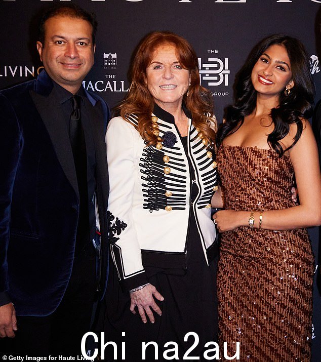 Sarah 向 Haute 100 首席执行官 Kamal Hotchandani(左)和 Shreya Arun(右)旁边的镜头微笑