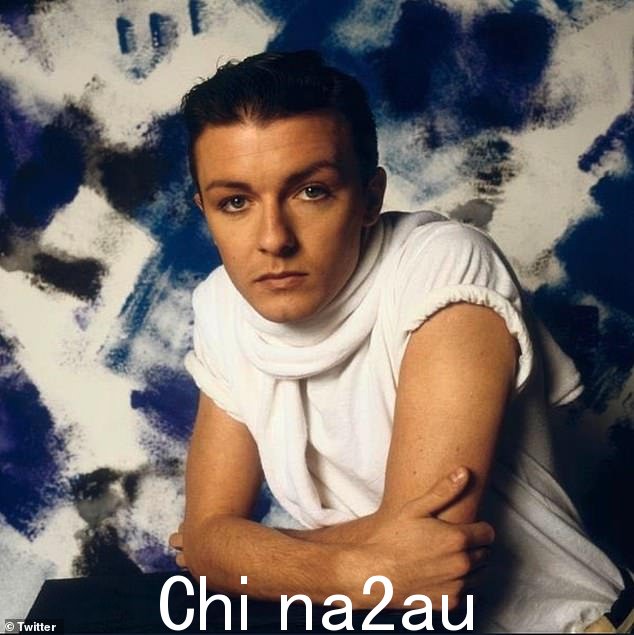 Ricky Gervais 以前作为一名有抱负的流行歌星的职业生涯在网上重新浮出水面 - 让粉丝对他以前的形象感到震惊和敬畏