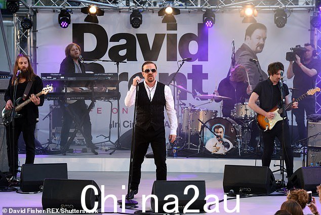 他最具标志性的创作 - The Office 的 David Brent - 也是一位失败的音乐家,在这位虚构的老板试图打破音乐排行榜失败后,Ricky 于 2016 年发行了一部伪纪录片