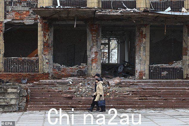 事实上,乌克兰于 1991 年苏联解体后宣布脱离俄罗斯独立。历史上该国也曾被立陶宛和波兰统治过,但两国都没有试图对该国提出主权要求。图为:乌克兰哈尔科夫地区库皮安斯克,一对夫妇在被毁建筑物的废墟附近散步