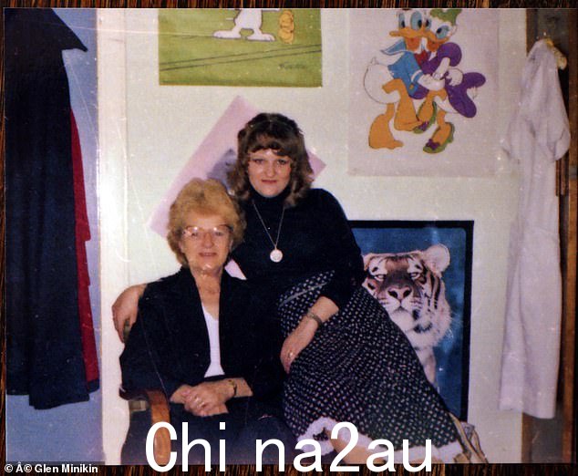帕特与她母亲合影。克里斯汀声称她姐姐正在计划离开基思并搬到苏格兰