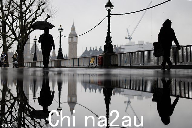 大雨给伦敦南岸带来了水坑,通勤者步行上班