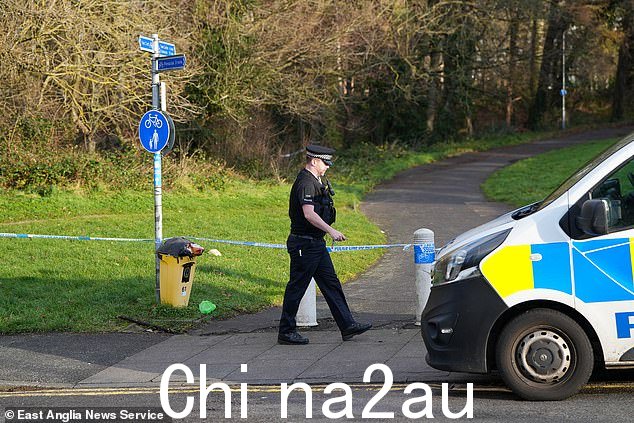 在林地奥克伍德池塘发现人体遗骸后,警方在现场拍照