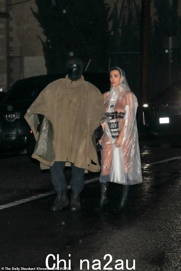 坎耶·韦斯特 (Kanye West) 和他的妻子比安卡·森索里 (Bianca Censori) 本周早些时候在洛杉矶,手里拿着一件透明塑料雨衣
