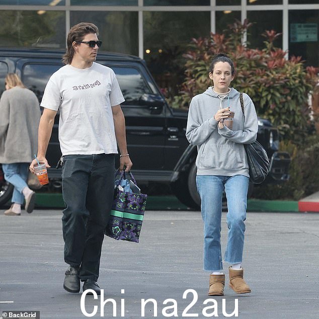 莱莉·克奥 (Riley Keough) 因决定不还清已故母亲丽莎-玛丽·普雷斯利 160 万美元的贷款而成为头条新闻后,首次在洛杉矶被发现