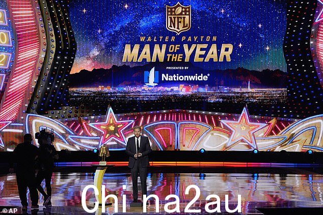 周四晚上,他在拉斯维加斯名胜世界剧院举行的 2024 年 NFL 荣誉颁奖典礼上令人震惊地亮相