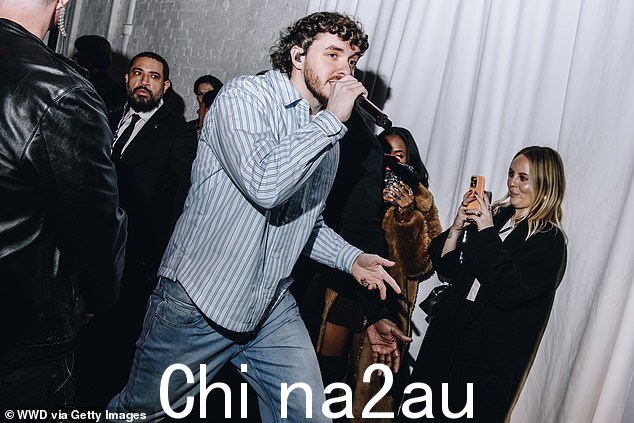 杰克·哈洛在活动中表演时选择了低调的宽松牛仔裤和条纹上衣,让观众非常高兴