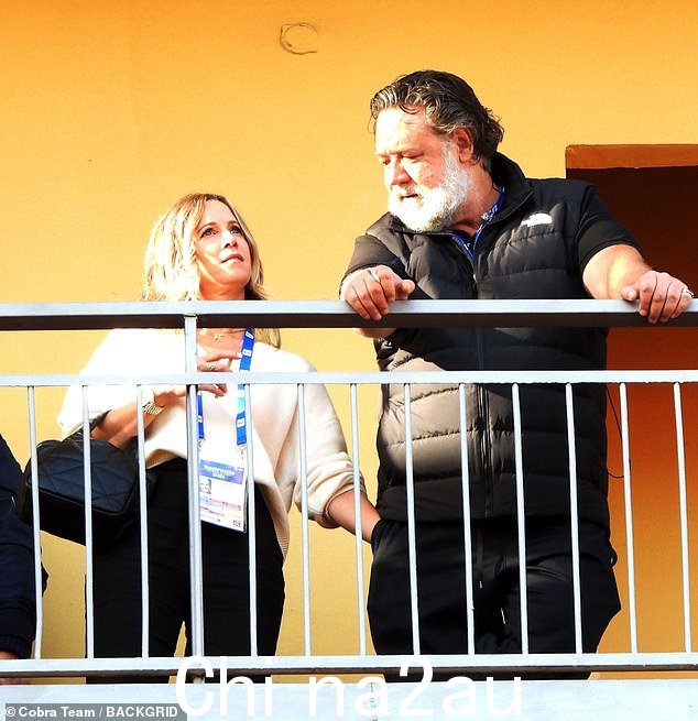 Russell 已飞往该国参加圣雷莫音乐节,他将与他的乐队 Russell Crowe & The Gentlemen Barbers 一起在舞台上表演