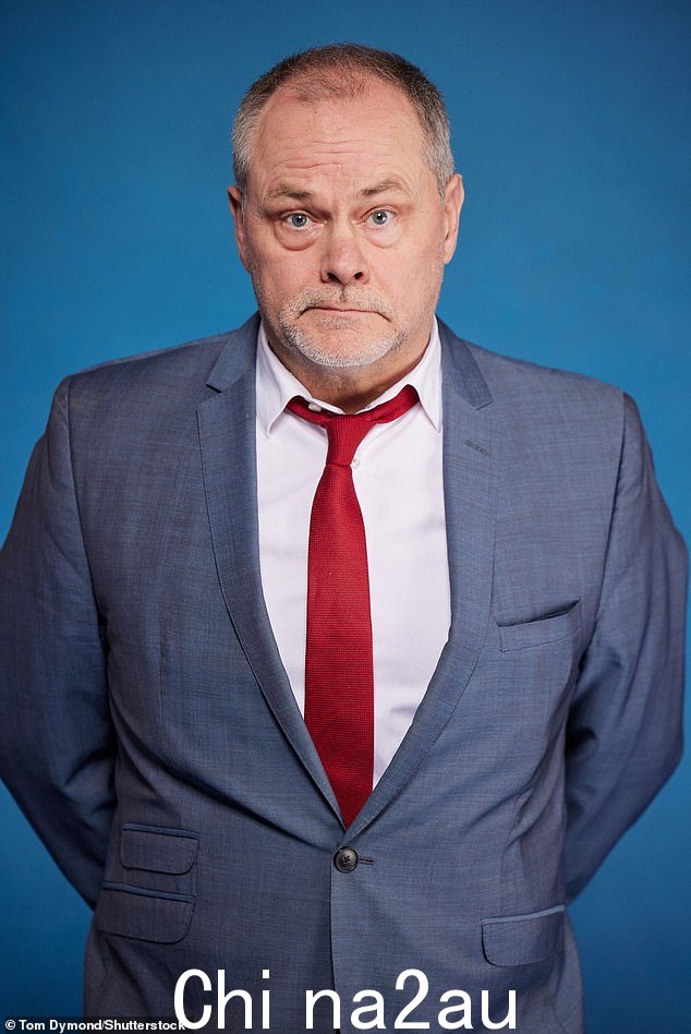 Jack Dee 在过去两年中通过他的公司 Open Mike Productions 赚取了惊人的 2500 万英镑收入