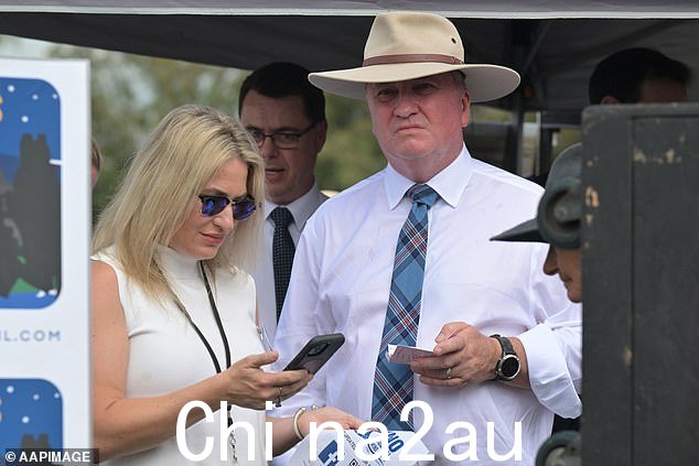 Barnaby Joyce 与妻子 Vikki Campion 周二在朗斯代尔街拍摄的照片