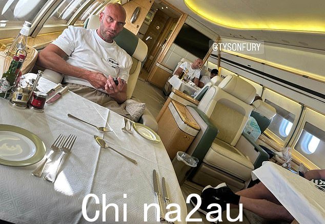 世界重量级拳击冠军泰森·富里乘坐一架私人空客 ACJ319 喷气式飞机从沙特阿拉伯利雅得飞回英国