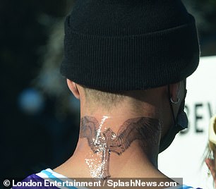 他的手指上也有“爱”字,每个手指上都有一个字母,脖子上有一个大卫著名的带翼十字架的复制品