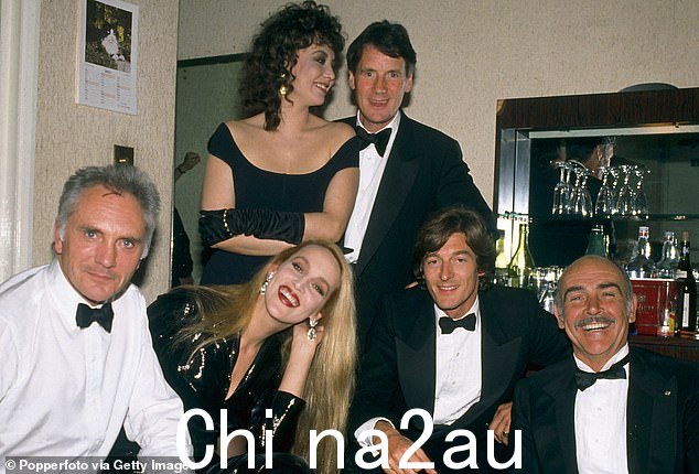 Marie 与(左起)Terence Stamp、Hall、Michael Palin、Nigel Havers 和 Sean Connery,1989
