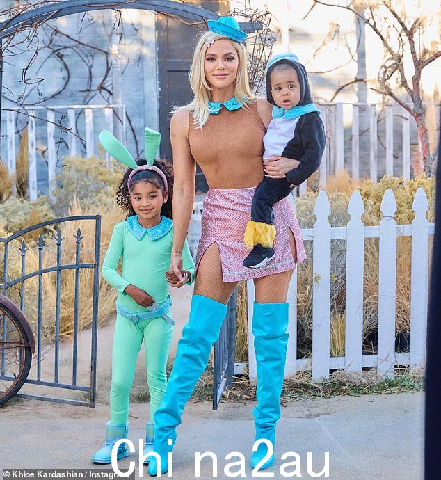 Khloe 与 15 个月大的塔图姆以及五岁的女儿 True 合影,她与前特里斯坦·汤普森同住