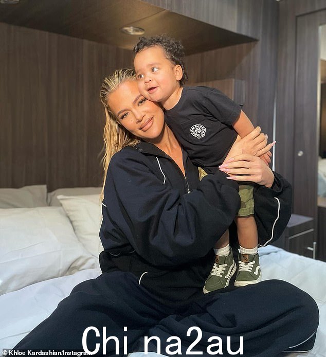 科勒·卡戴珊 (Khloé Kardashian) 的粉丝在她刚学会走路的儿子塔图姆 (Tatum) 发布与她最小的孩子的可爱照片后,将她称为“罗伯·卡戴珊 (Rob Kardashian) 的双胞胎”” class=