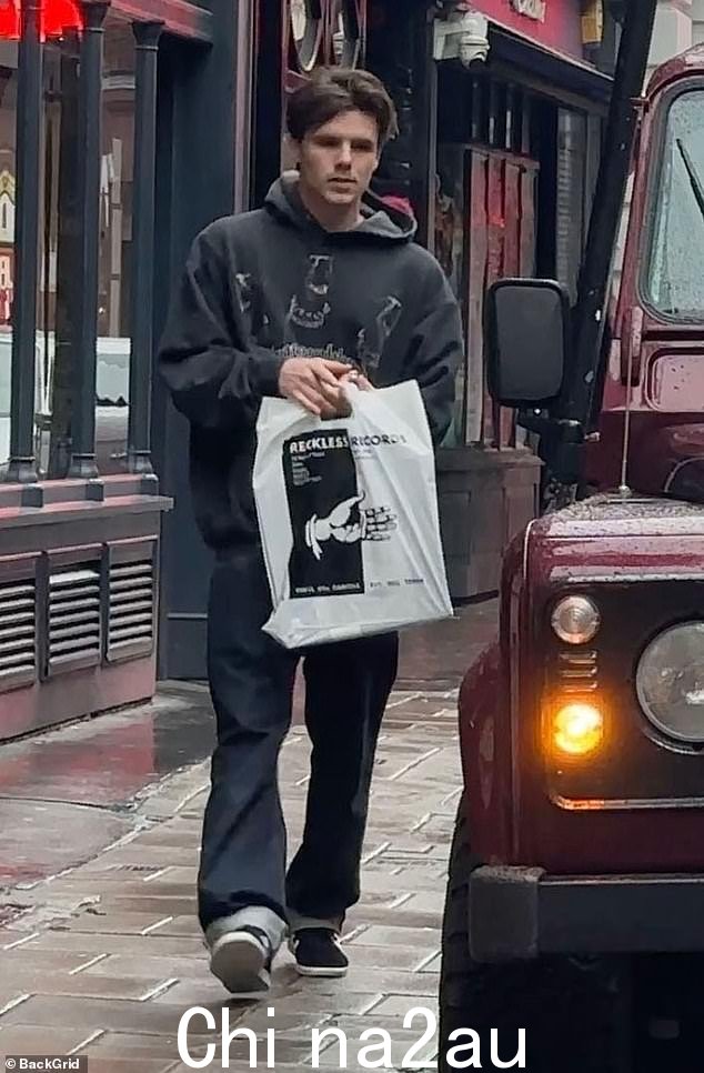 有抱负的歌手克鲁兹穿着灰色连帽衫和灰色牛仔裤,搭配黑色运动鞋,塑造休闲形象