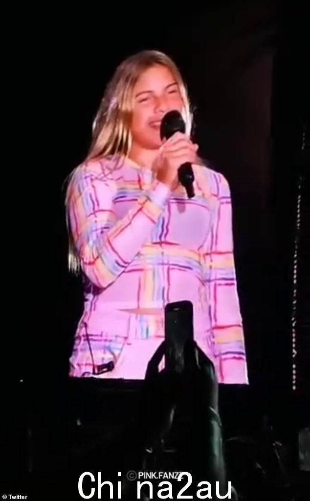 这位全球巨星,其真名是 Alecia Beth Moore,带着她的女儿 Willow 登上舞台,为他们二重唱《Cover Me In Sunshine》,观众们对她的才华惊叹不已