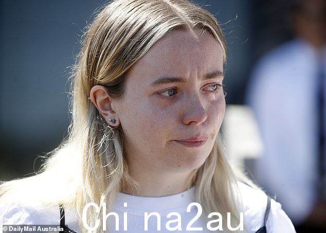 杰西卡·墨菲流着泪,呼吁公众继续寻找她的妈妈