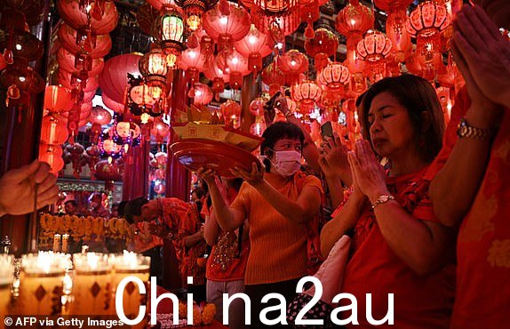 2月10日，人们在曼谷唐人街的Wat Mangkon寺庙供奉并祈祷2024年，农历龙年第一天。 （摄影：Lillian SUWANRUMPHA/法新社）（摄影：LILLIAN SUWANRUMPHA/法新社，盖蒂图片社）