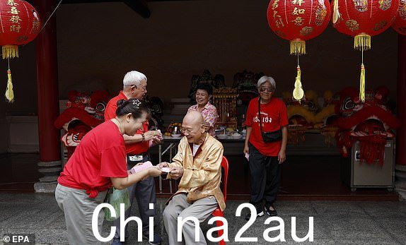epa11141361 一名商人（右）向工人赠送红包礼金2024 年 2 月 10 日，泰国曼谷唐人街广秀公会广东祠庆祝中国农历新年。中国农历新年，也称为春节，于 2024 年 2 月 10 日到来，标志着农历新年的开始龙。 EPA/RUNGROJ YONGRIT