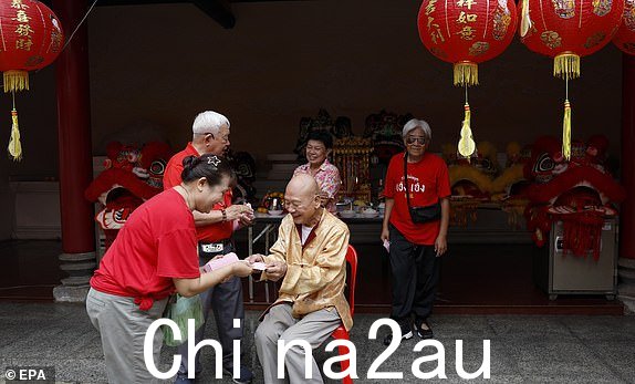 epa11141361 一名商人(右)向工人赠送红包礼金2024 年 2 月 10 日,泰国曼谷唐人街广秀公会广东祠庆祝中国农历新年。中国农历新年,也称为春节,于 2024 年 2 月 10 日到来,标志着农历新年的开始龙。 EPA/RUNGROJ YONGRIT