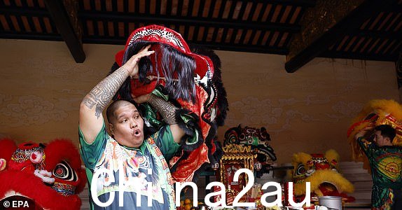 epa11141360 舞蹈团成员准备表演2024 年 2 月 10 日,泰国曼谷唐人街广秀公社广东祠举行的中国农历新年庆祝活动期间,舞狮崇拜中国神灵。中国农历新年,也称为春节,于 2024 年 2 月 10 日举行,标志着龙年的开始。 EPA/RUNGROJ YONGRIT