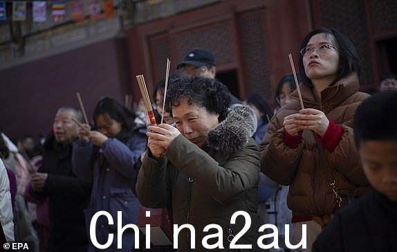 epa11141479 第一天持香祈祷的信徒2024年2月10日,中国北京雍和宫迎来农历龙年。2024年2月10日是中国农历新年,也称为春节,标志着龙年的开始。 EPA/安德烈斯·马丁内斯·卡萨雷斯