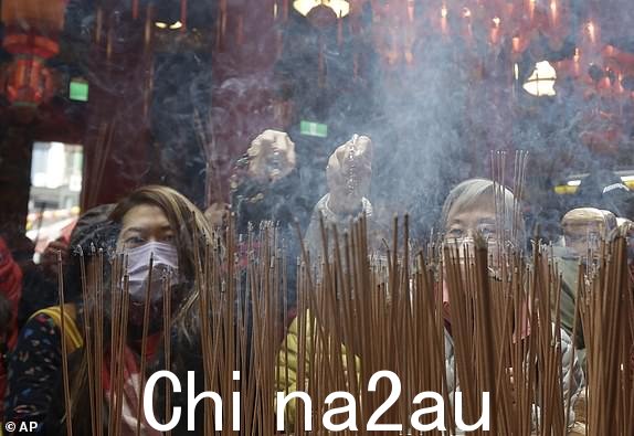 信徒前往2024 年 2 月 10 日星期六，农历新年庆祝活动的第一天，人们在台湾台北的一座寺庙祈祷。每一年都以重复循环的十二生肖之一命名，今年是今年是龙年。 （美联社照片/Chiang Ying-ying）