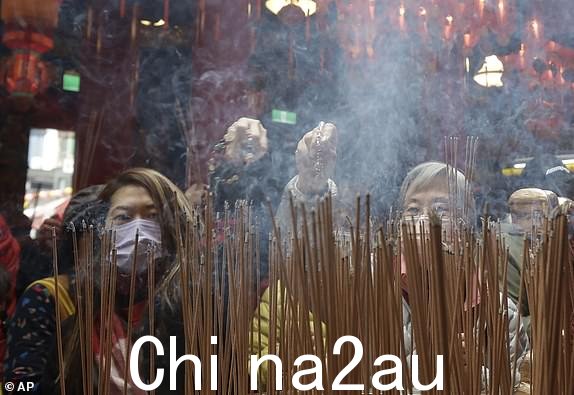 信徒前往2024 年 2 月 10 日星期六,农历新年庆祝活动的第一天,人们在台湾台北的一座寺庙祈祷。每一年都以重复循环的十二生肖之一命名,今年是今年是龙年。 (美联社照片/Chiang Ying-ying)