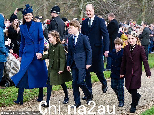 圣诞节那天，威尔士王妃凯瑟琳与家人在前往桑德灵厄姆教堂的路上合影