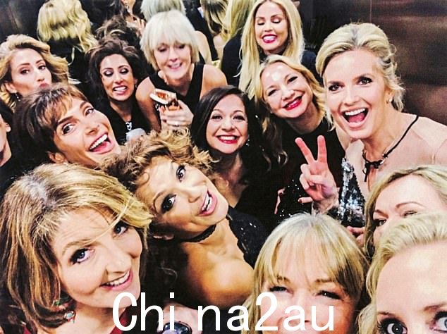 Linda and the Loose Women 剧组在前往 2017 年国家电视奖的路上自拍
