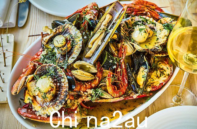 两人份的热烤贝类:'每一块肉都煮熟,都浸在大蒜黄油中'