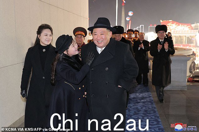 金正恩(右)、女儿和妻子李雪主(左)出席庆祝建国75周年阅兵式2023 年 2 月 8 日的朝鲜人民军