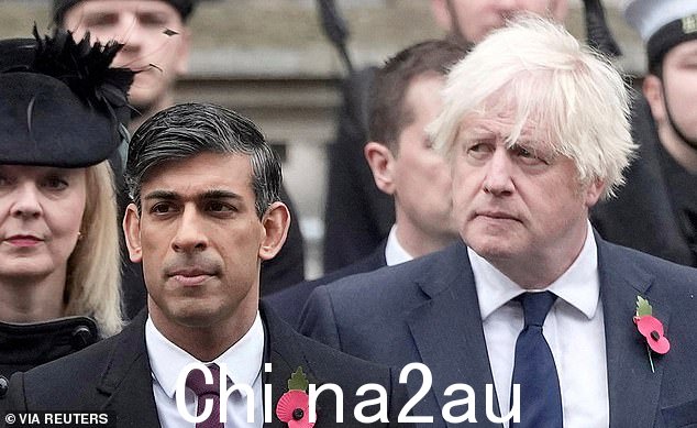 前首相的盟友淡化约翰逊先生眼前的政治野心(图为苏纳克先生和约翰逊先生在 2023 年阵亡将士纪念日仪式上)