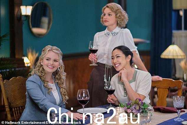 Kayla Wallace(中)对于 Hallmark 的粉丝来说可能会很熟悉Channel,因为她因出演长篇电视剧《当呼唤心》而闻名(如图)