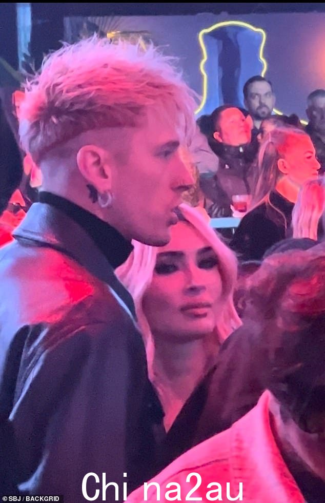 MGK 的金发被剪得靠近头部两侧和后面,羽毛般的缕缕向前梳理