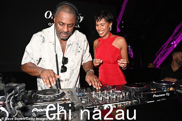 晚上晚些时候,愉快的政变le 前往余兴派对并开始在 DJ 台上开始派对