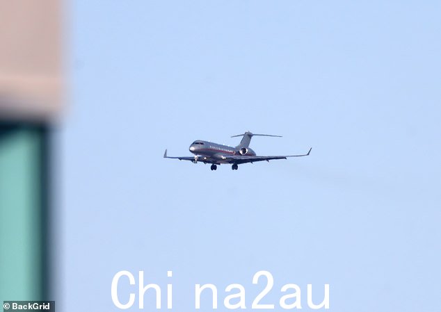 根据某热门追踪网站,飞机于当地时间下午 3.35 降落在洛杉矶国际机场