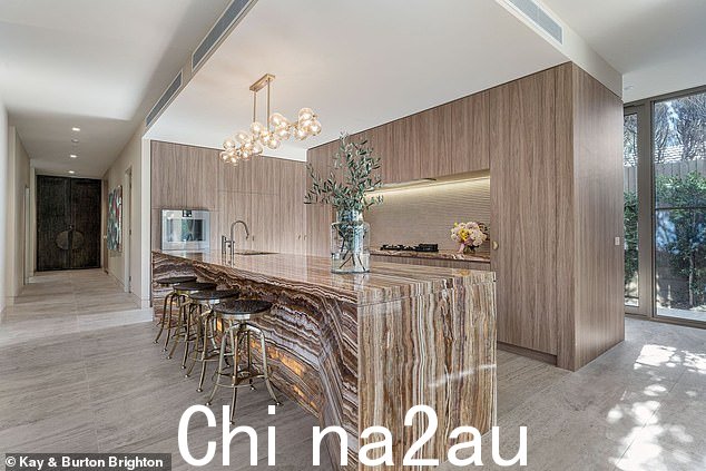配有缟玛瑙长凳的宽敞厨房ps 和管家餐具室