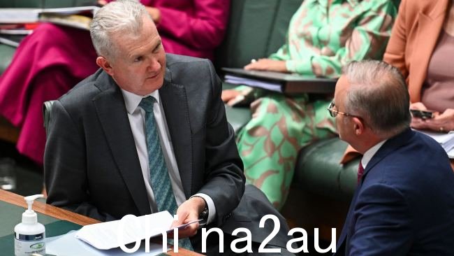 劳资关系部长 Tony Burke 已承认这项立法仍然需要“修正”,特别是在对雇主的刑事处罚方面。图片:NCA NewsWire / Martin Ollman