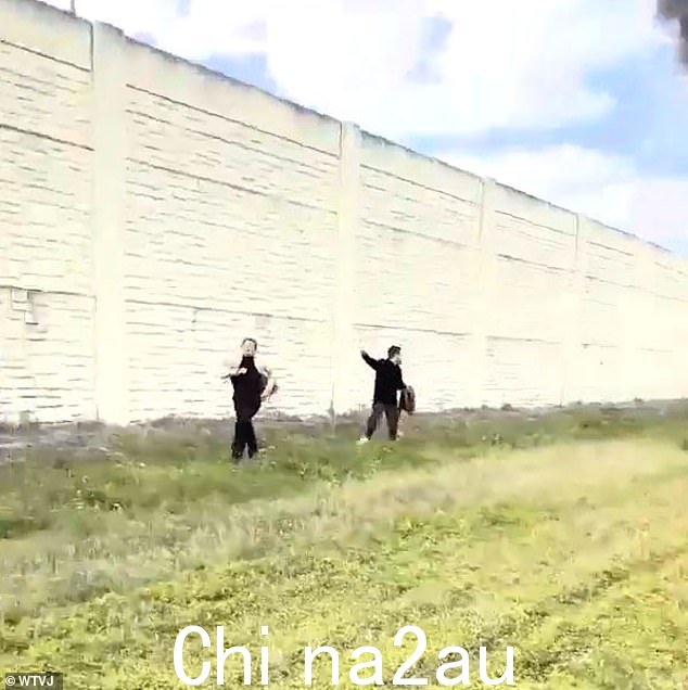 23 岁的机组人员 Sydney Ann Bosmans 以及 35 岁的乘客 Aaron Baker 和 23 岁的 Audra Green 险些从残骸中逃生