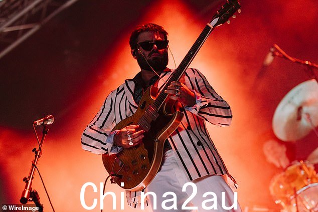 在其他地方,现在绰号 Dope Lemon 的 Angus Stone 一边弹着电吉他,一边为歌迷们唱出了一些流畅的独立曲调