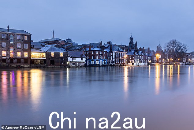 约克:乌斯河决堤,导致约克今天早上的房屋被洪水淹没