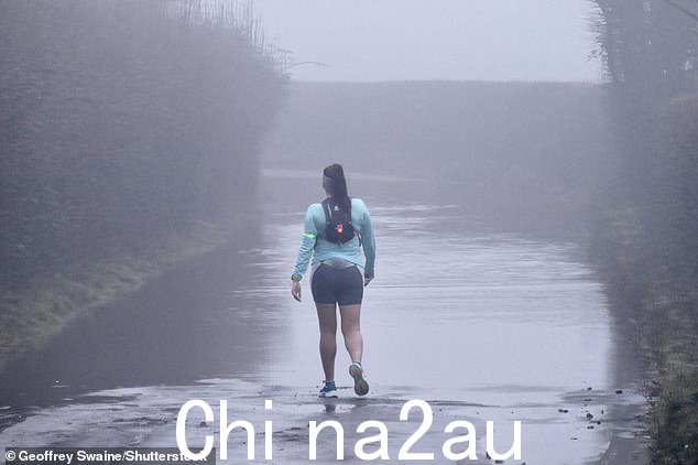牛津郡:一名跑步者在路上遇到洪水时停了下来