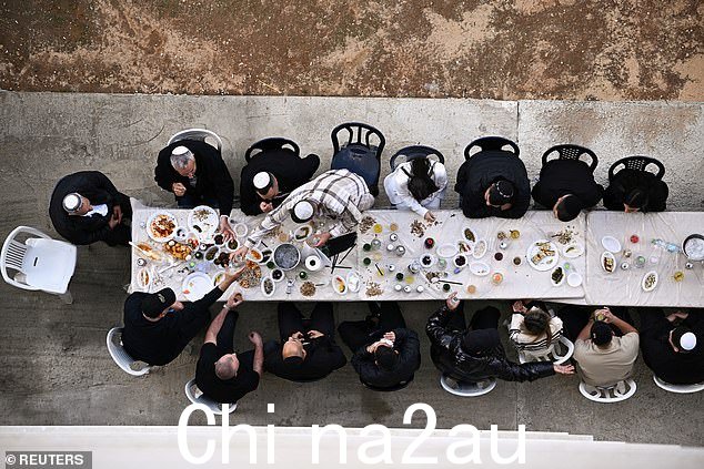 2024 年 2 月 10 日,朋友和家人在以色列斯德洛特享用安息日大餐,人们在以色列和哈马斯之间持续的冲突中开始返回家园