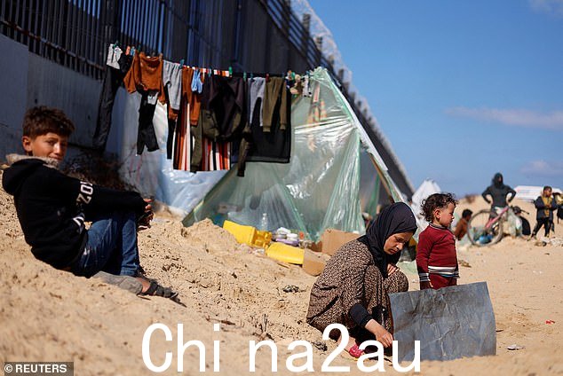 2024 年 2 月 10 日,家人流离失所的巴勒斯坦儿童在加沙地带南部拉法与埃及边境的避难所
