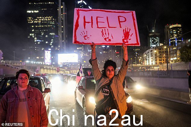 2024 年 2 月 10 日,在要求释放人质的抗议活动中,人质的支持者封锁了以色列特拉维夫的一条道路。ng 与哈马斯发生冲突
