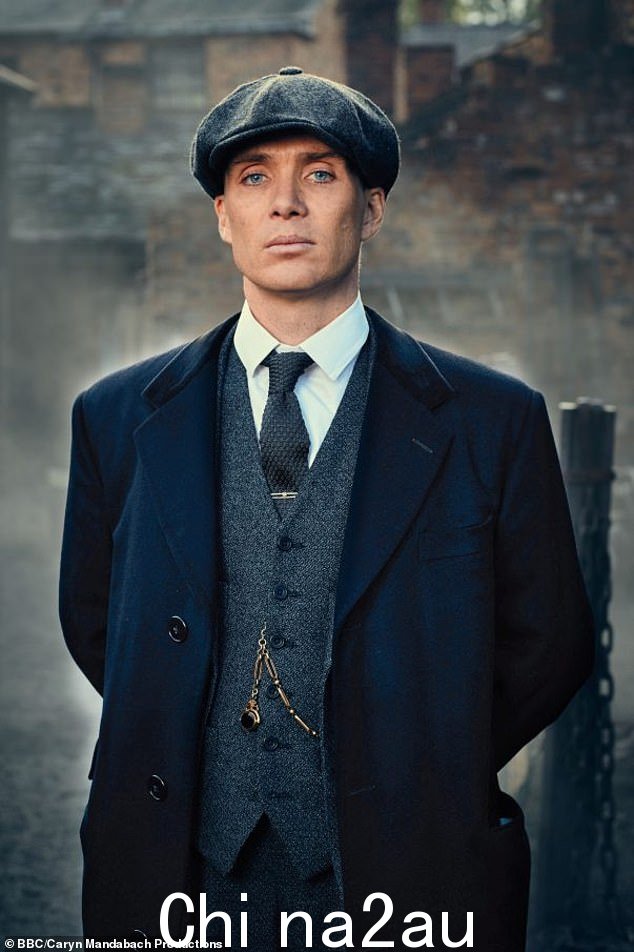 希里安·墨菲 (Cillian Murphy) 在 BBC 热门剧集《浴血黑帮》中饰演臭名昭著的黑帮托马斯·谢尔比