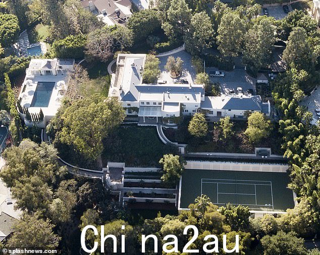 这位流行巨星被快速送往她位于比佛利山庄的豪宅,并蹲在那里